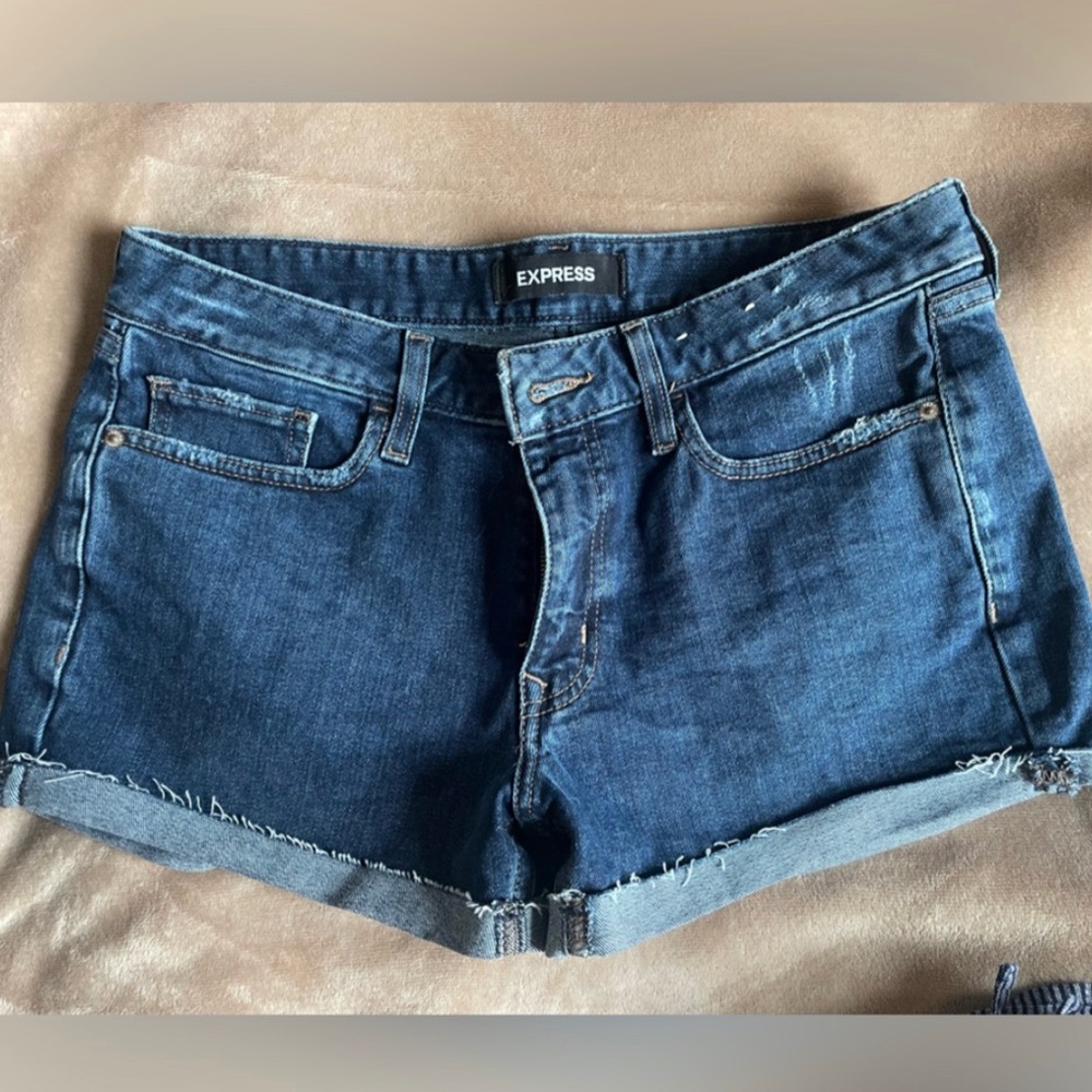 Express Shortie Relaxed Low Rise denim shorts size 10.